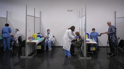 Vacunación masiva en La Farga del Hospatalet.