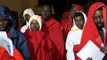 Inmigrantes escatados por Salvamento Mar&iacute;timo a su llegada al Puerto de Motril.