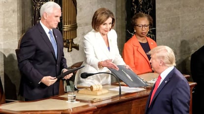 Trump ignora deliberadamente el saludo de la presidenta de la Cámara de Representantes, Nancy Pelosi.