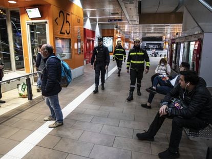 Efectivos de la UME desplegados en la estación de Príncipe Pío, este martes en Madrid. 