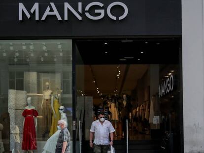 Un hombre sale de una tienda Mango abierta durante la fase 1 de la desescalada en la que se permite reapertura de locales y establecimientos minoristas