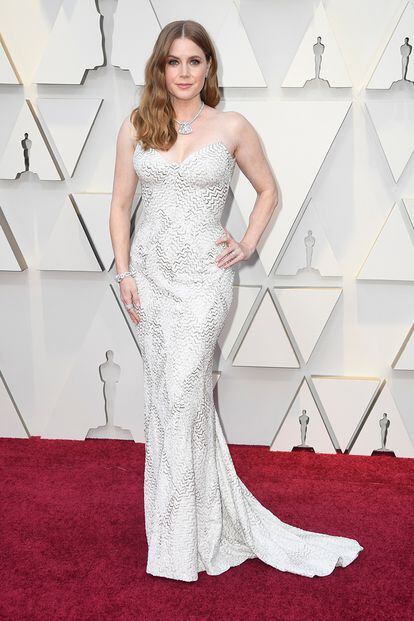 Amy Adams, que estaba nominada a mejor actriz secundaria por El vicio del poder, se decantó por un vestido de corte sirena de Atelier Versace.