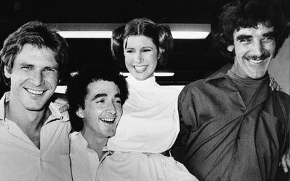 Los actores del filme 'Star Wars', desde la izquierda, Harrison Ford (Han Solo), Anthony Daniels (C3P0), Carrie Fisher (Leia) y Peter Mayhew (Chewbaca), asisten a una presentación en Los Ángeles, en 1978.