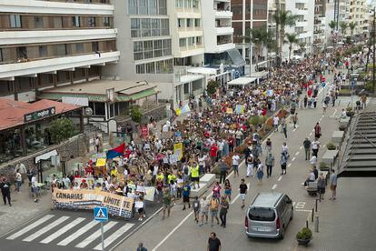 Centenares de personas participan en la manifestación contra la masificación turística en Lanzarote, este sábado. 