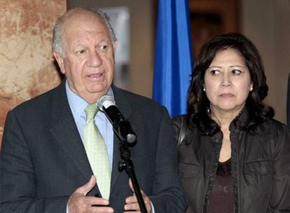 Ricardo Lagos y Hilda Solís comparecen ante los periodistas tras su llegada a Tegucigalpa.