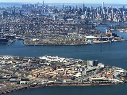 Vista aérea del complejo de la cárcel de Rikers Island, en primer término, en 2017.