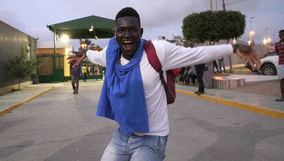 Un inmigrante subsahariano celebra su inminente salida hacia la península a las puertas del CETI de Melilla el pasado mes de mayo.