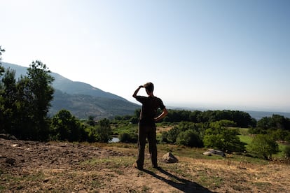 Alejandro Torralvo observa los campos extremeños donde sale a pastorear con sus cabras.