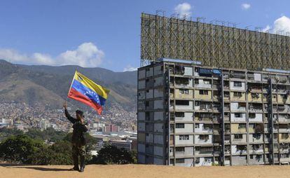 Un militante prochavista ondea una bandera venezolana en Caracas.