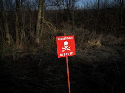 Una señal advertía del peligro de minas en el arcén de una carretera de la localidad de Chkalovske (región de Járkov) el 30 de noviembre