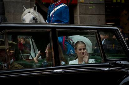 La princesa de Asturias saluda a su paso por la Puerta del Sol.