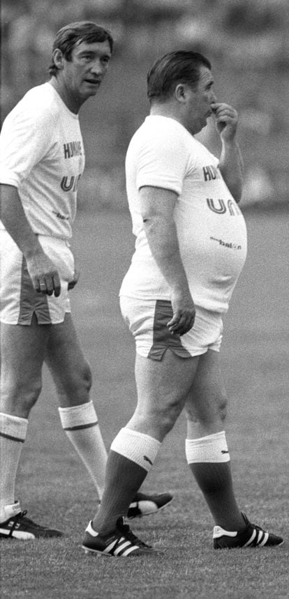 Puskas, a la derecha, y Zoco, durante un partido benéfico entre dos selecciones de viejas glorias, durante el Mundial de 1982 en Sabadell.