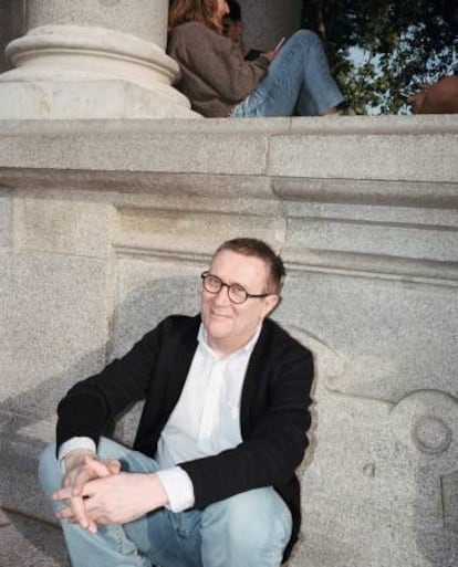 El escritor Luisgé Martín, autor de novelas como ‘El amor del revés’, con chaqueta Emporio Armani.