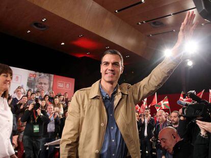 El presidente del Gobierno, Pedro Sánchez, y la secretaria general del PSE-EE, Idoia Mendia, en un acto de los socialistas en Barakaldo.