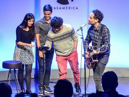 Jorge Drexler canta en una conferencia en Casa de Am&eacute;rica.