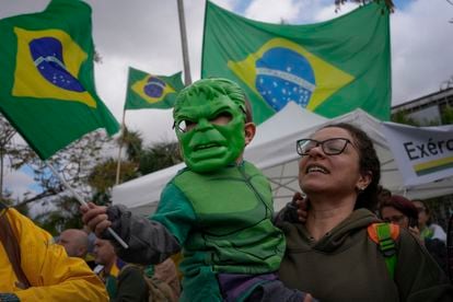 Una seguidora de Bolsonaro, con su hijo, disfrazado de Hulk, este jueves en una protesta golpista en Sao Paulo.