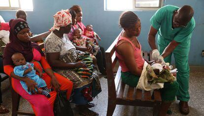 Saidu Kay Sesay vacuna a varios niños en el hospital infantil Princess Christian de Freetown, Sierra Leona, en marzo de 2015.