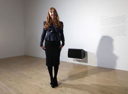 La artista escocesa Susan Philipsz posa en la galería donde se realiza su instalación de sonido <i>Lowlands</i>, que hoy la ha convertido en la primera artista sonora que consigue el premio Turner de arte conteporáneo.