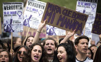 Manifestación estudiantil contra la sentencia por abuso sexual con prevalimiento que falló el Tribunal Superior de Justicia de Navarra en 2018 en el caso de La Manada, en Barcelona.