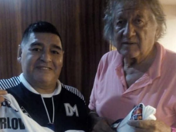 Diego Maradona y el Trinche Carlovich, durante un encuentro en Rosario, en febrero de 2020.