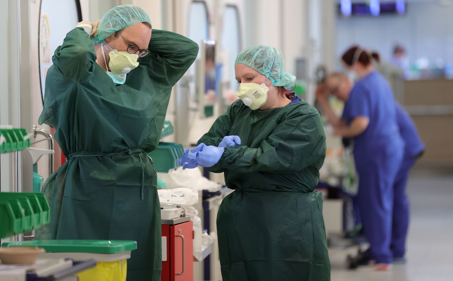 Personal sanitario en el Hospital Universitario de Essen (Alemania), que trata pacientes trasladados de Francia, este miércoles.