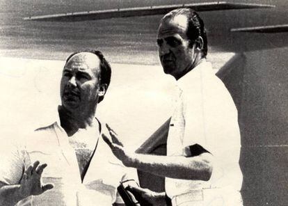 El rey Juan Carlos saluda a Aga Khan a su llegada a Porto Cervo, en agosto de 1981.