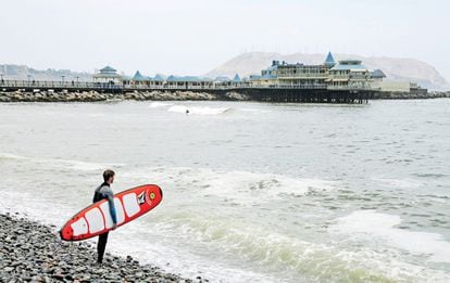 Un surfista en la playa Makaja.