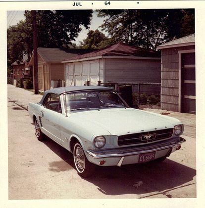 Imagen de 1964 de un Mustang Skylight Blue convertible de Ford Mustang, aparcado en Chicago, Illinois.