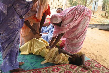 Un grupo de mujeres jóvenes de Boghé, en el sur de Mauritania, realiza una escenificación de la ablación durante un taller de sensibilización contra esta práctica.