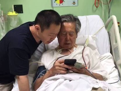 Kenji Fujimori visita a su padre, Alberto Fujimori, en el hospital tras ser indultado.