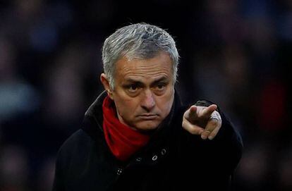 Jose Mourinho gesticula durante el partido que empató el Manchester United contra el Burnley.