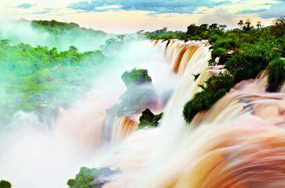 El mirador de la Garganta del Diablo permite sentir toda la potencia de las atronadoras cataratas del Iguazú, las más caudalosas del mundo. Un sistema de 275 cascadas, con casi tres kilómetros de recorrido, que alcanzan en este punto los 80 metros de caída en picado. No olvidar el chubasquero.