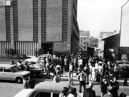 Personal concentrado a la puerta de El Pa&iacute;s tras un atentado en 1978.
