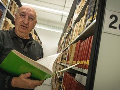 Uno de los bibliotecarios voluntarios.