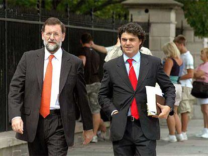 Rajoy, a la izquierda, y Jorge Moragas, secretario de Relaciones Internacionales del PP, tras la reunión con Bush.