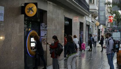 Cua en una entitat bancària al barri de Sants.