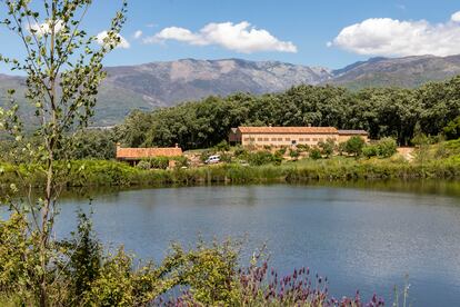 Finca Los Confites, una huerta ecológica en el término de Losar de la Vera. Tras el estanque se aprecia un secadero de tabaco rehabilitado, un robledal y la sierra de Gredos al fondo.