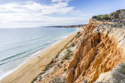 El Algarve es una de las zonas playeras más visitadas de Portugal. Y en Olhos de Água, un pequeño municipio de la Albufeira, está la playa de Falésia, de 5,5 kilómetros de extensión, arenas doradas y característicos acantilados de tonos ocres y tostados.