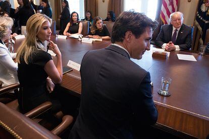 El primer ministro de Canadá, Justin Trudeau, la hija del presidente, Ivanka Trump, y el presidente de EE UU, Donald Trump, participan en una mesa redonda sobre el avance de las mujeres empresarias y las mujeres responsables de empresas, en la Casa Blanca, el 13 de febrero de 2017.