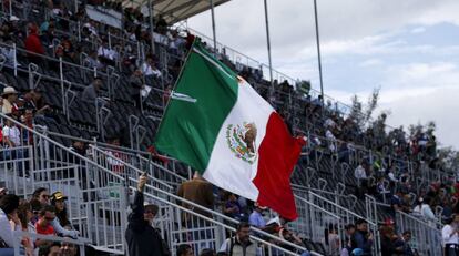La bandera de México hondea en el circuito mexicano de F1 Hermanos Rodríguez.