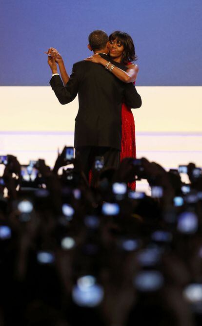 Los asistentes a la gala fotografían a Barack y Michelle Obama.