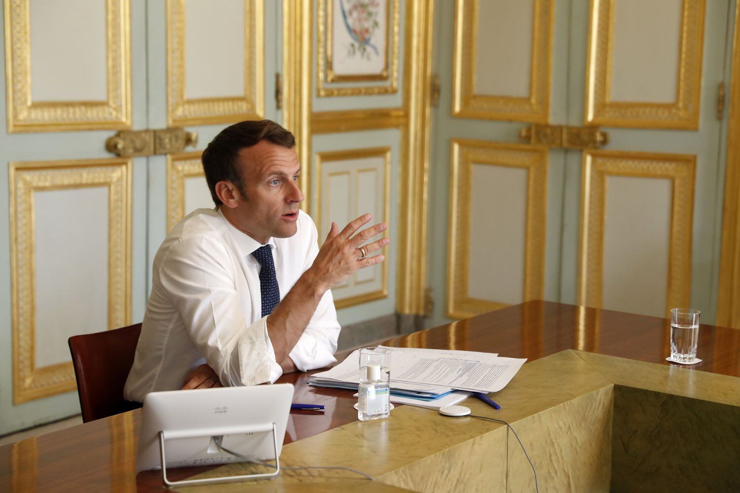 Emmanuel Macron en una videoconferencia con la viróloga Françoise Barre-Sinoussi, el 16 de abril.