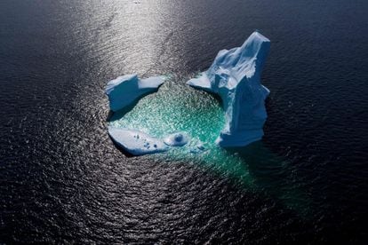 El aumento del nivel del mar se ha disparado por el deshielo en los extremos norte y sur del planeta, de acuerdo con el IPCC, el panel de científicos que bajo el paraguas de la ONU analiza los impactos del cambio climático generados por la acción del hombre. En la imagen, un iceberg flota en Bonavista Bayin Newfoundland (Canadá), el 29 de junio de 2019.