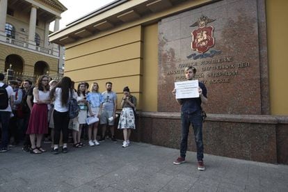 Protesta frente al Ministerio del Interior en Moscú por el arresto de Ivan Golunov.