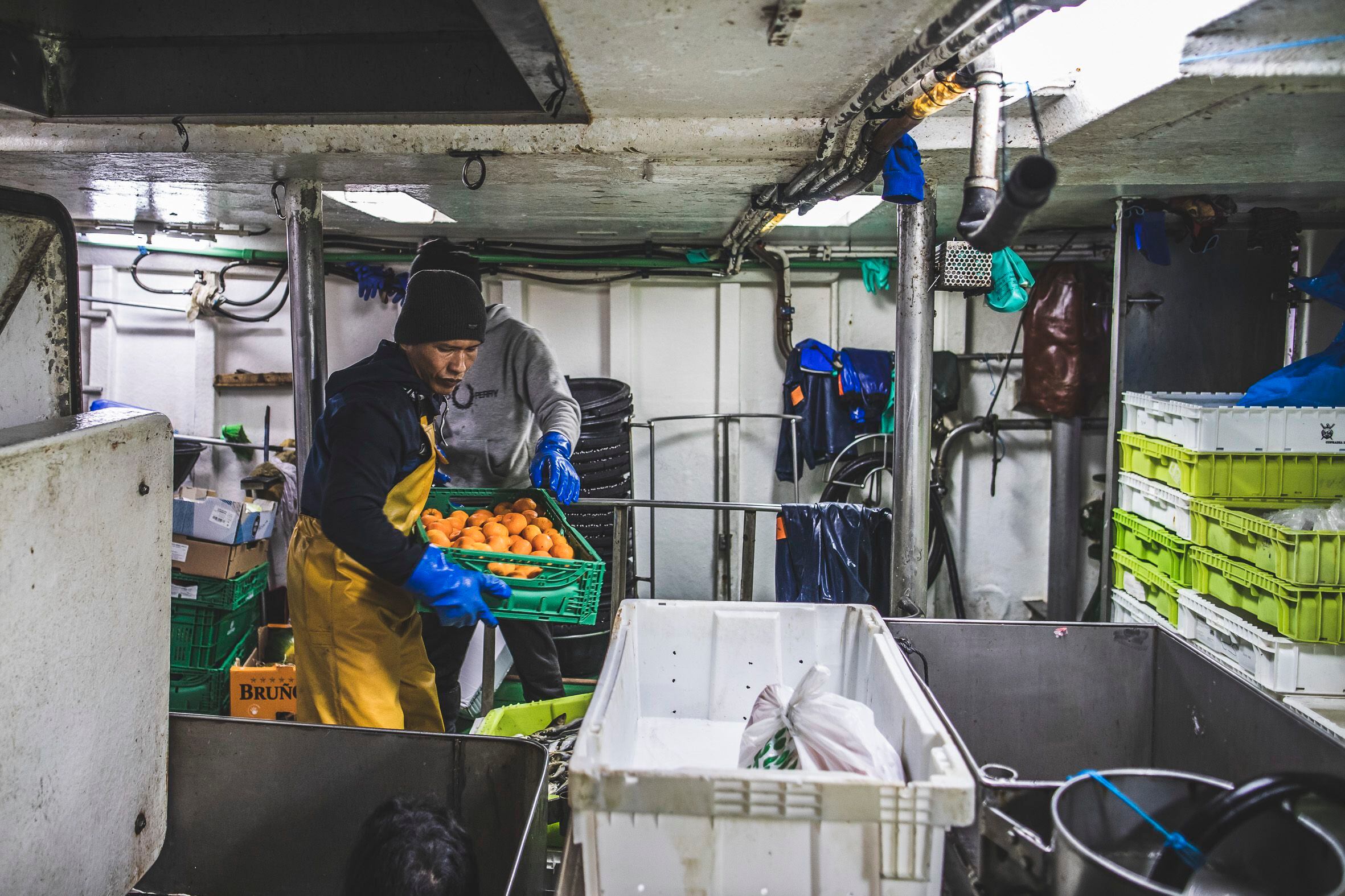 Los marineros de 'Nosa Madre Rosaura' cargan alimentos para su próxima campaña. 
