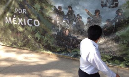 Imagen de 2012 de la valla que rodeaba el campo militar donde se levantó un monumento a las víctimas del narcotráfico en México.