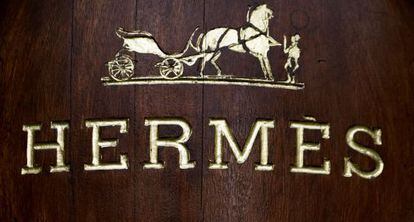 EL logo de Herm&egrave;s en una tienda de Paris.