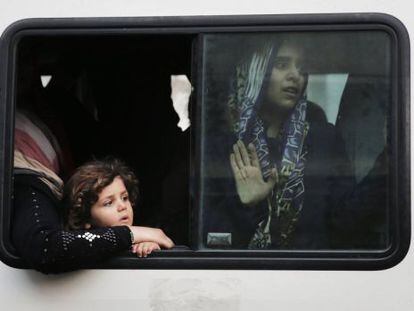 Gazatíes huyendo de sus casas.