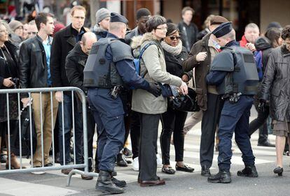 Policías franceses registran a varias personas a la entrada de la catedral de Notre Dame en París.