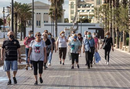 Un grupo de pacientes del centro de salud de Serrería 1 participa en los paseos terapéuticos por el paseo marítimo de Valencia.